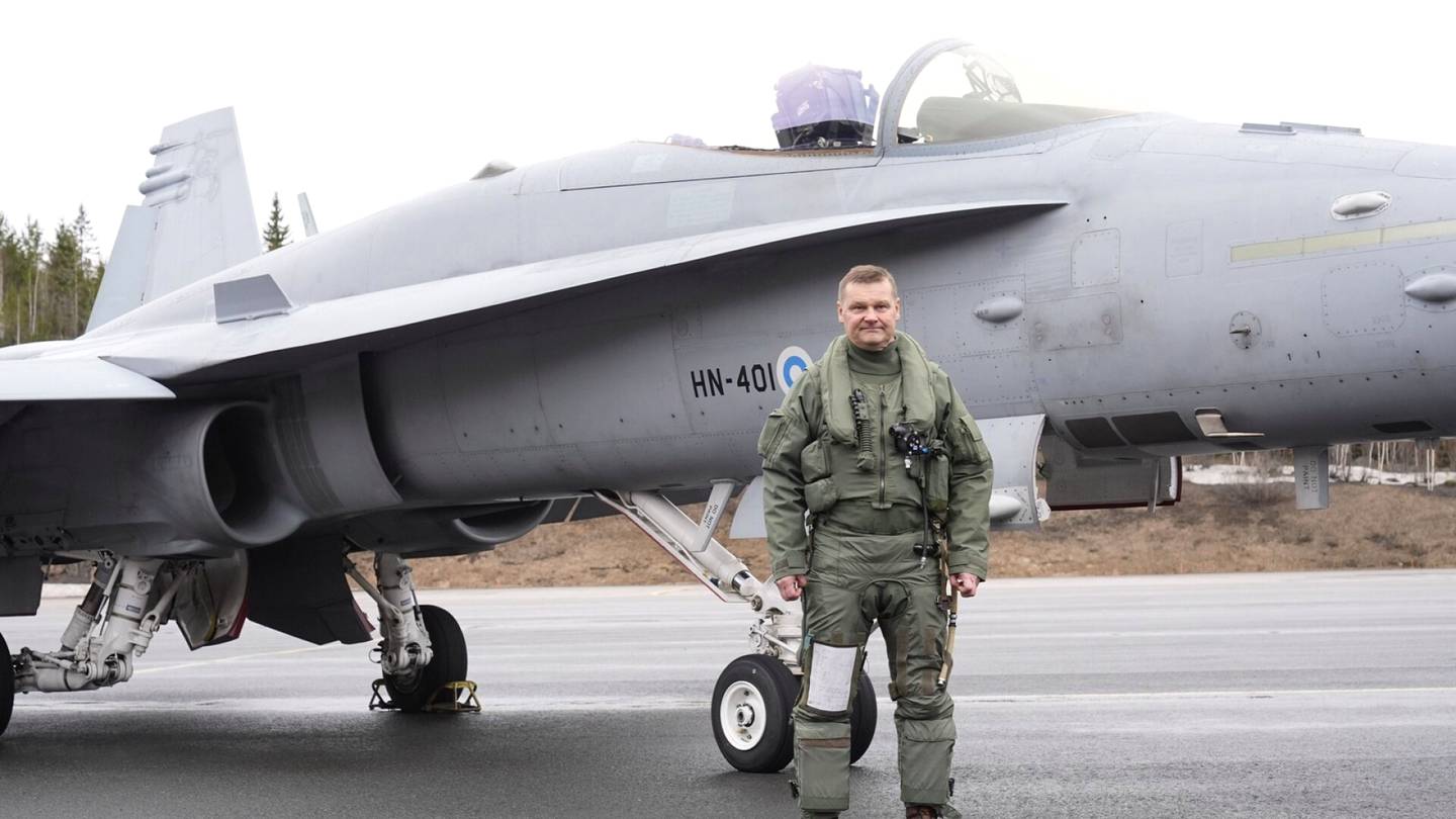 Suomen ensimmäinen Hornet-hävittäjä lensi eläkkeelle – Ilmavoimien komentaja puikoissa