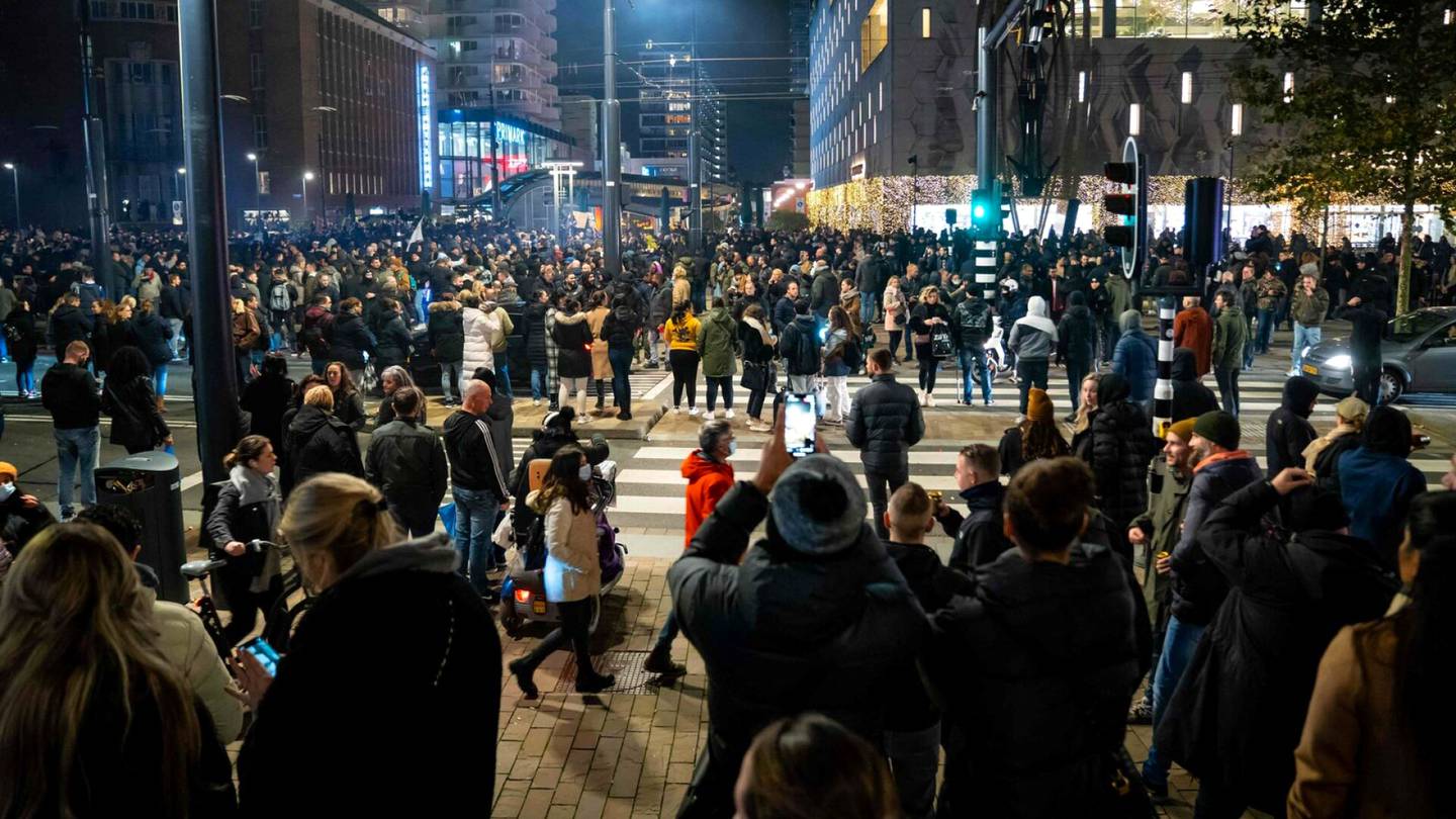 Koronasulkua vastustanut mielenosoitus äityi mellakaksi Hollannissa – ainakin kaksi haavoittui poliisin ampumista varoituslaukauksista