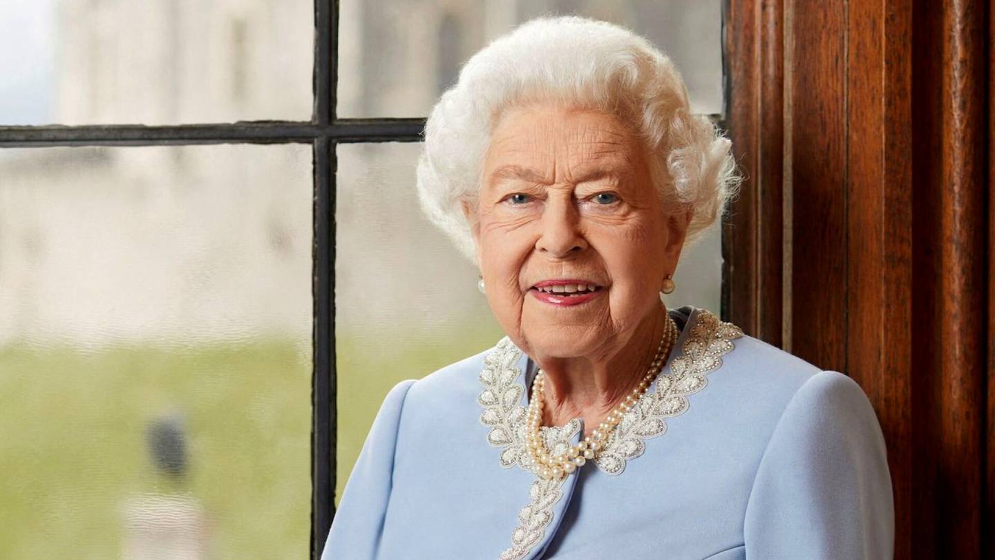 Tuore potretti julki: Kuningatar Elisabet, 96, poseeraa ennen valtavia juhliaan