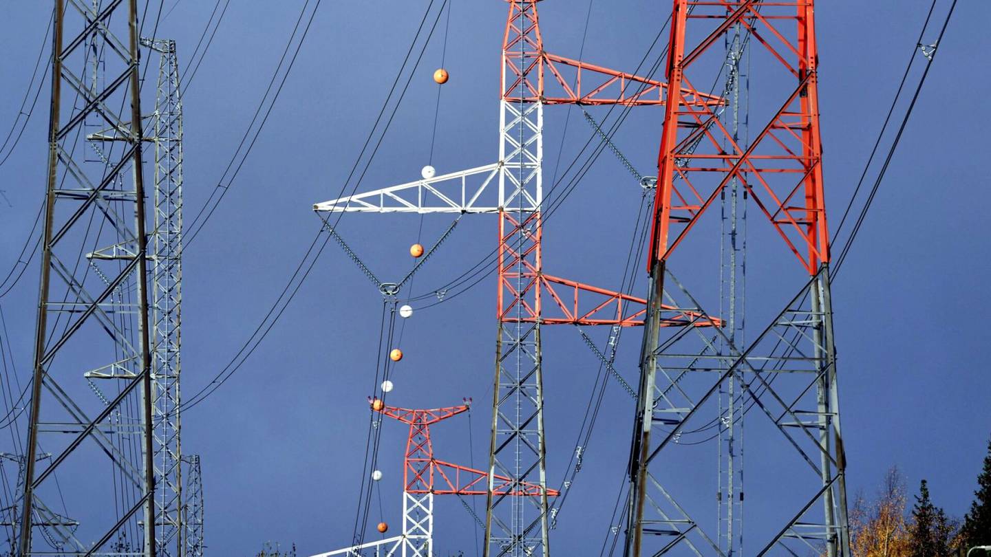 Sähkön siirtohintojen nousu pysähtyi viime vuonna, kertoo Energiavirasto