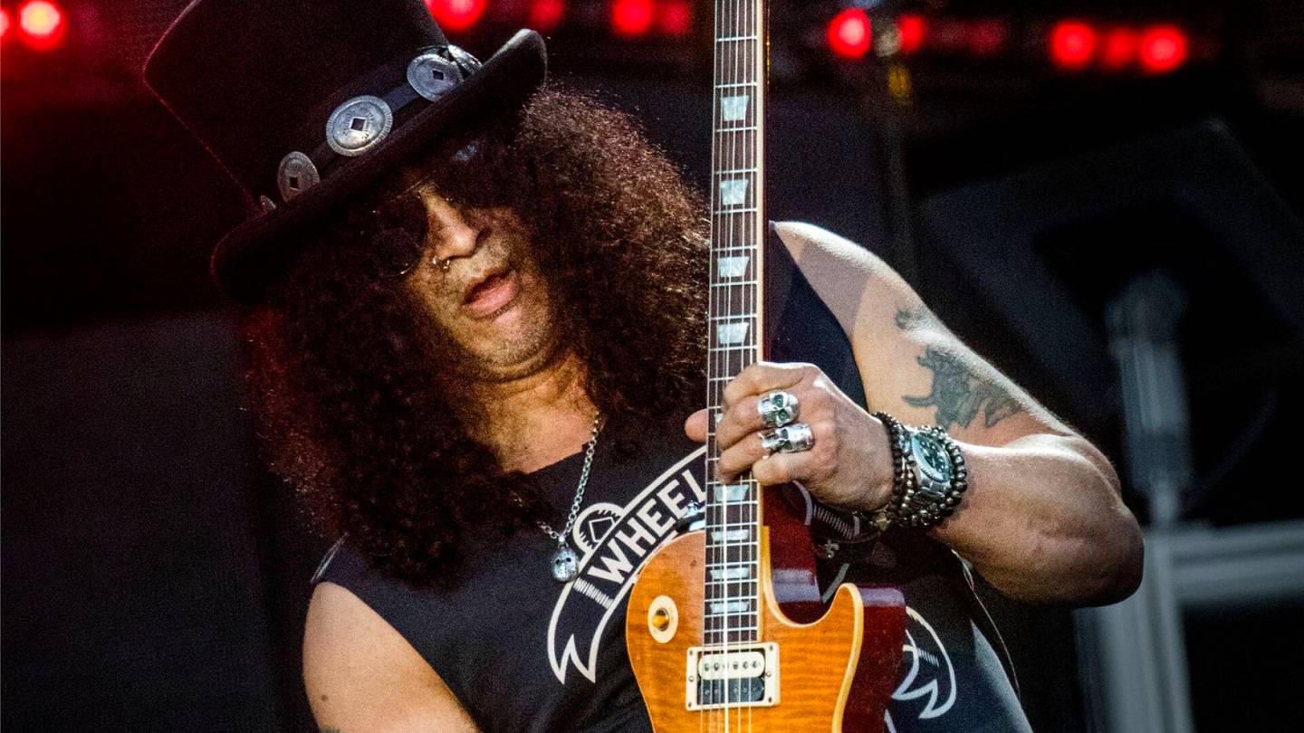 Slash vakuuttaa, että Guns N’ Roses tekee uutta musiikkia ja kehuu Axl Rosen keikkakuntoa: Superammattilainen, joka ei ole missannut tahtiakaan