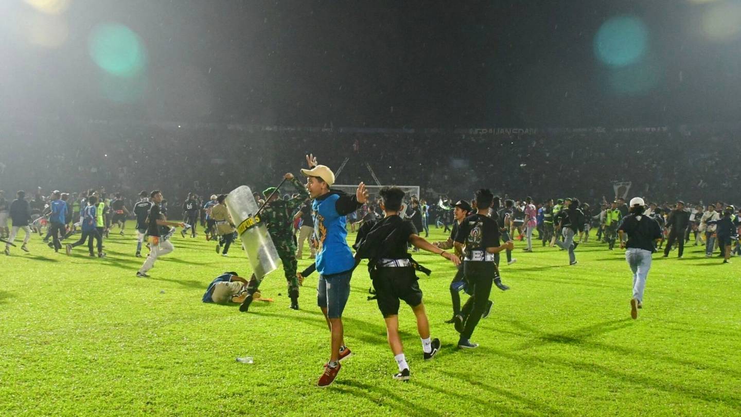 Ainakin 125 kuollut Indonesiassa jalkapallo-ottelussa syttyneissä levottomuuksissa
