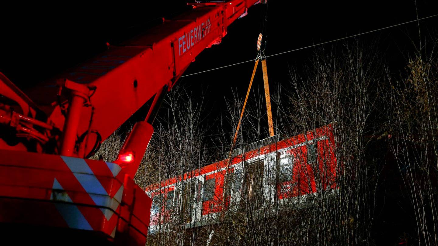 Paikallis­junat törmäsivät yksi­raiteisella osuudella Saksassa – yksi kuoli, 14 loukkaantui