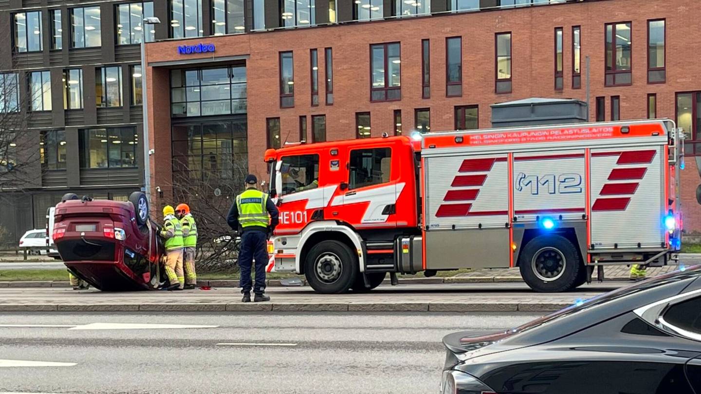 Auto törmäsi puuhun ja ruuhkautti liikenteen Helsingissä