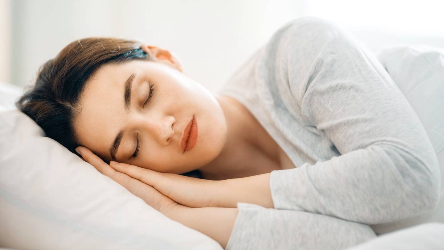2 asentoa, jotka helpottavat nukahtamista – kokeile itse, huomaatko näiden vaikutuksen