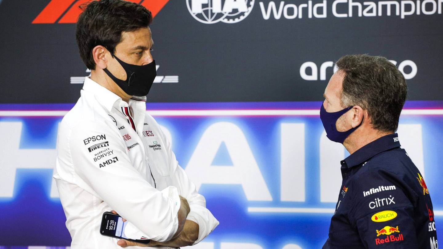 F1-pukarit Christian Horner ja Toto Wolff nostettiin samalle lauteelle – löylyä riitti: ”Minun ei tarvitse pussata hänen takalistoaan”
