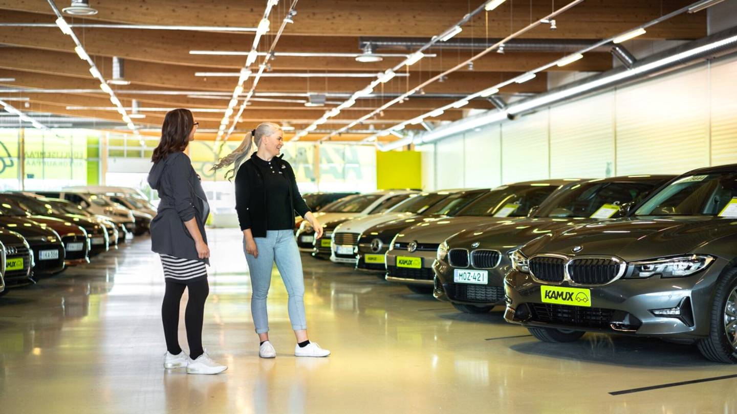 Palkka 4 000 euroa tai paljon ylikin, silti ukkoutuminen vaivaa alaa – autokaupat ottaisivat heittämällä lisää naisia myyjiksi
