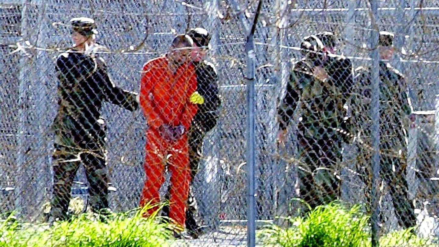 Yhdysvaltain Guantanamo Bayn vankileiriin tuotiin ensimmäiset vangit 20 vuotta sitten