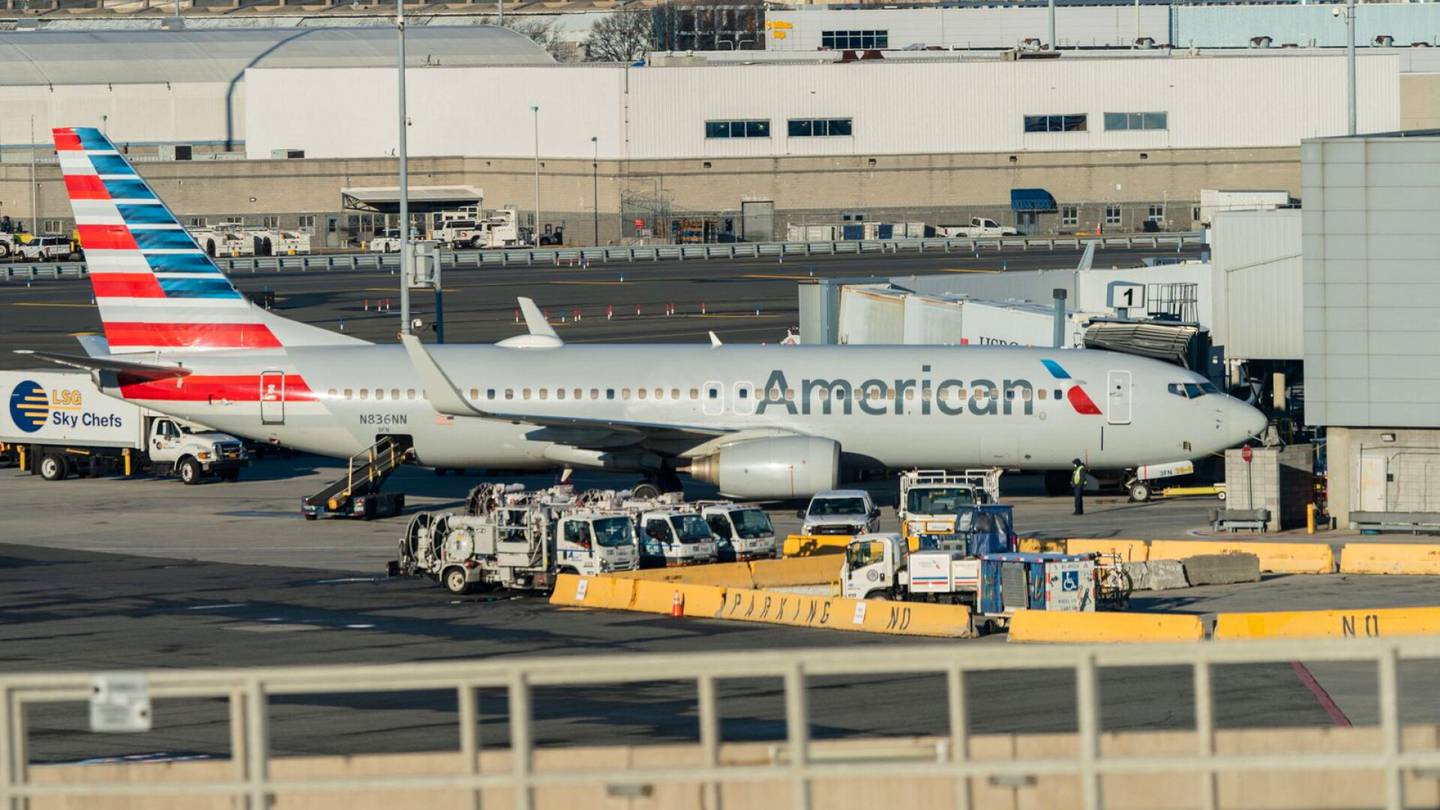 Matkustaja tunkeutui American Airlinesin koneen ohjaamoon, vaurioitti laitteistoa ja yritti hypätä ikkunasta