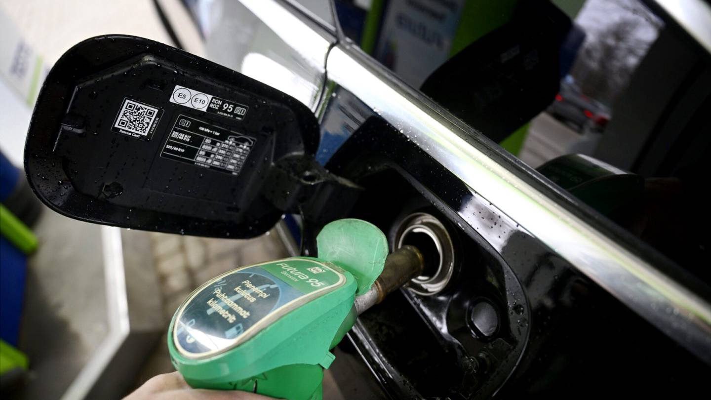 Hallitus kiristää arvonlisä­verotusta – näin se vaikuttaa bensan pumppu­hintoihin