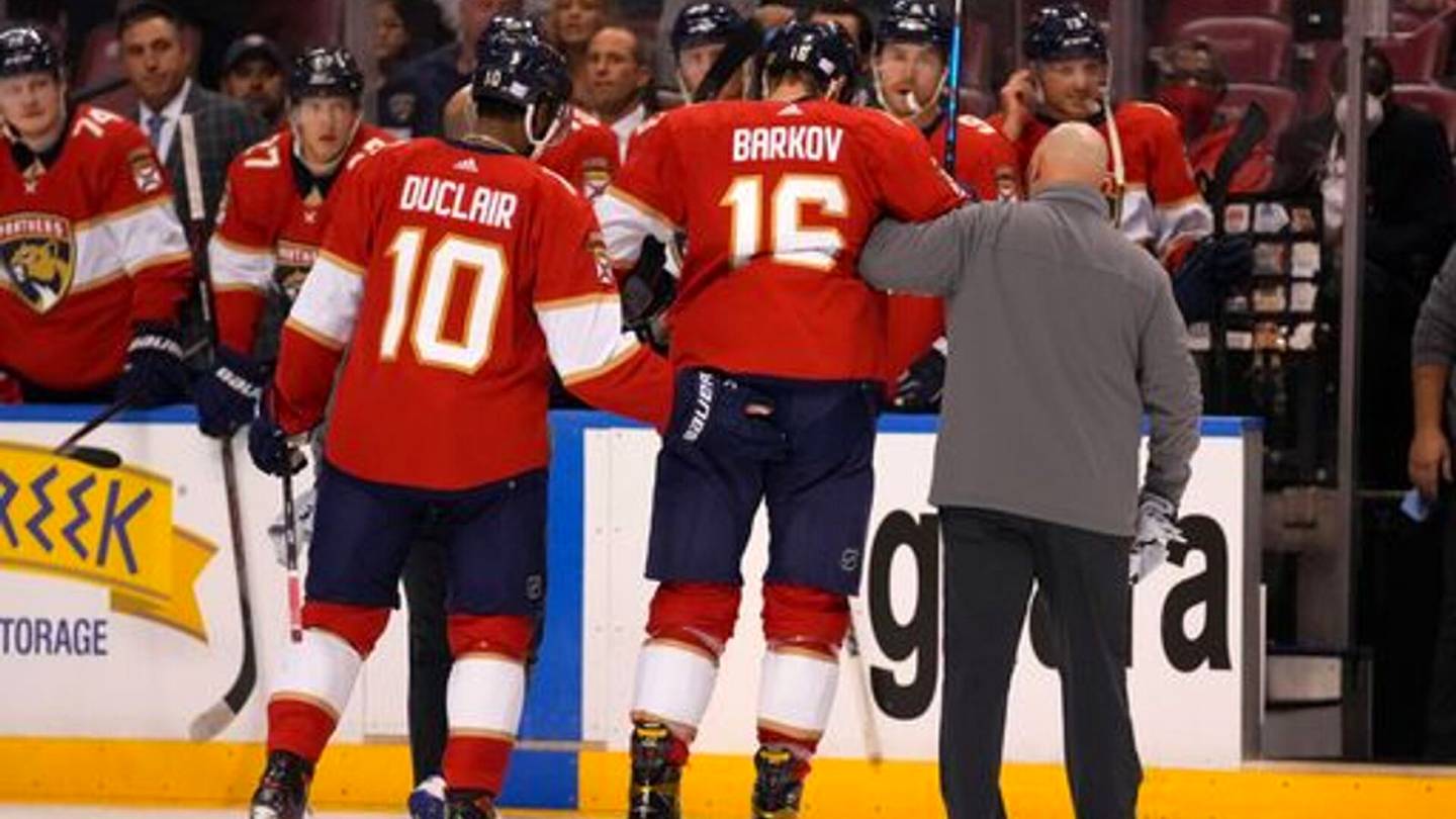 Aleksander Barkov loukkaantui karmeasti NHL:ssä – valmentaja puolustaa suomalais­tähden telojaa