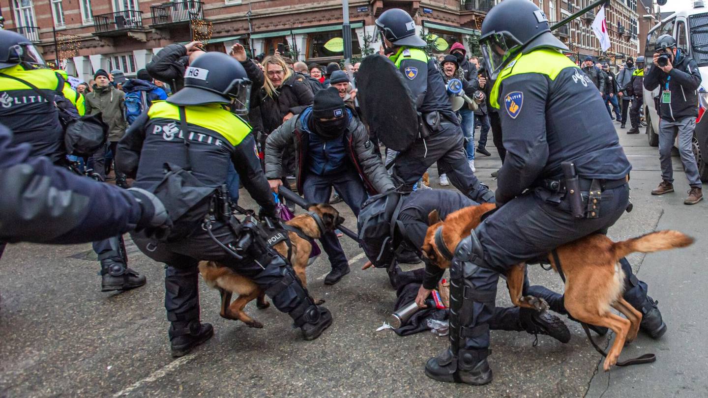 Koronamielen­osoitus äityi väki­valtaiseksi Hollannissa – 4 poliisia loukkaantui, kymmeniä kiinni­ottoja