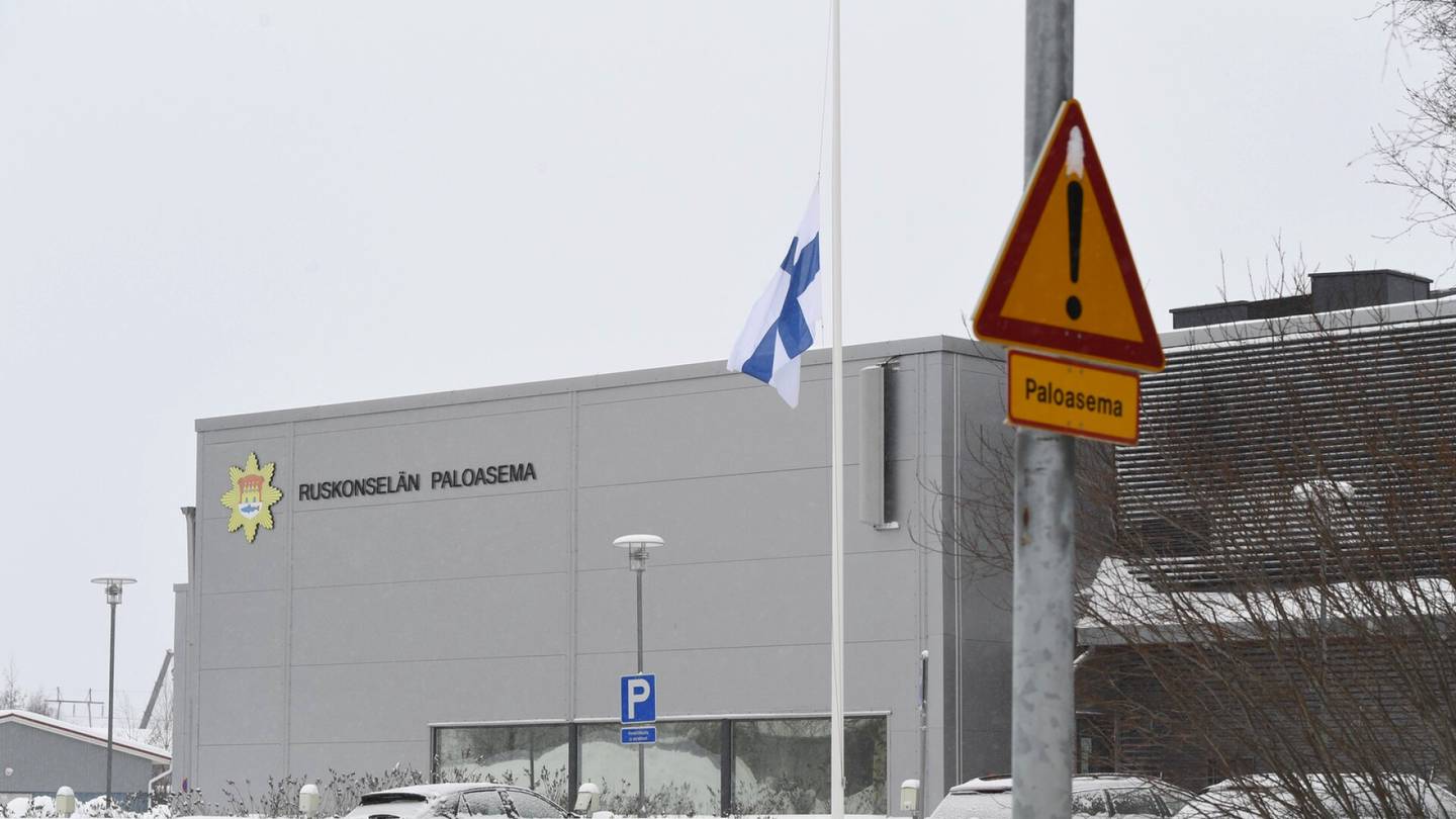 Oulussa liput laskettiin puolitankoon menehtyneen palomiehen vuoksi – näin tapahtumat etenivät Hailuodon jäätiellä
