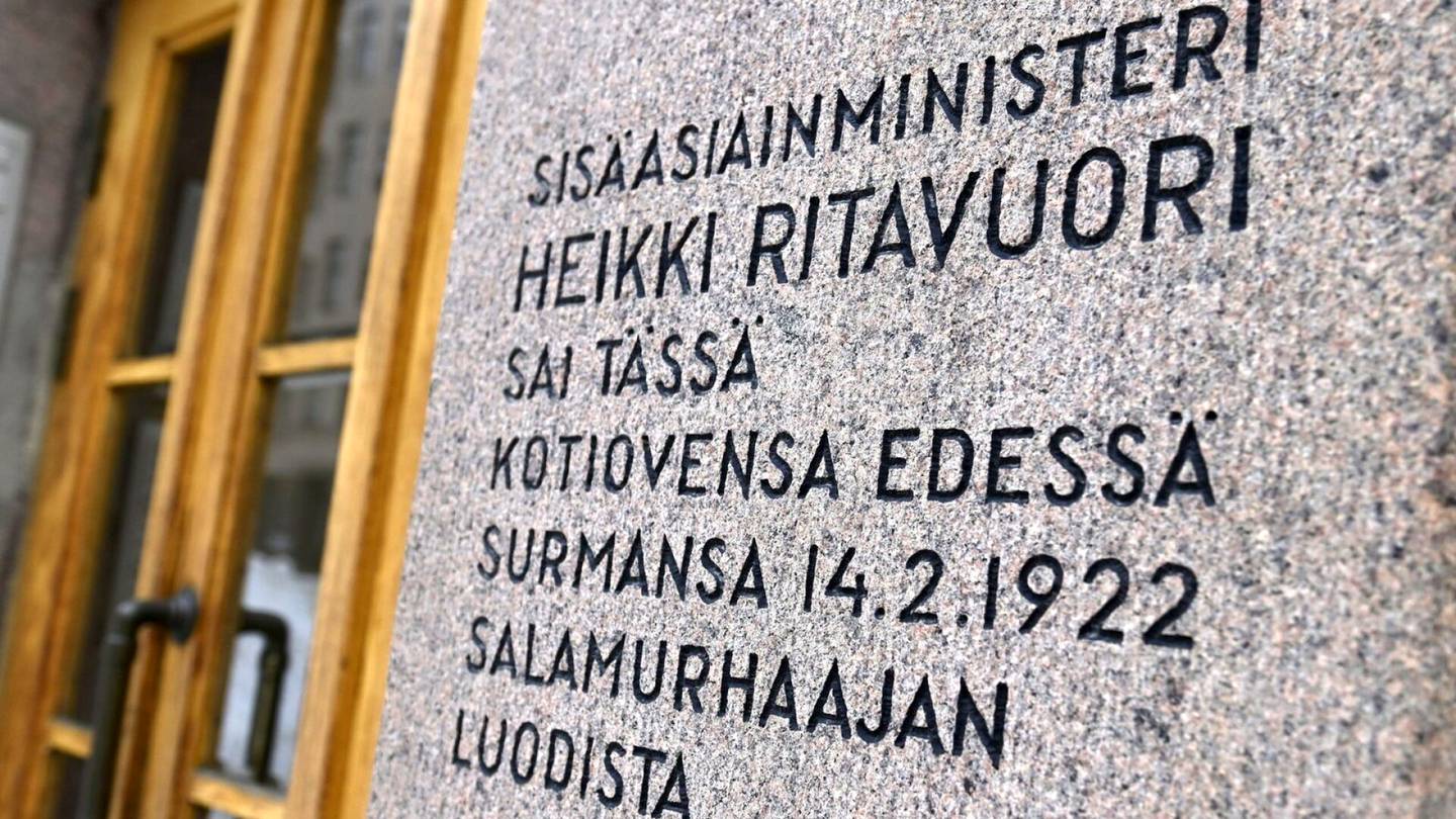 Suomen viimeinen poliittinen murha puhutti – seppeleen­laskussa nähtiin lapsenlapsen­lapsen riipaiseva ele