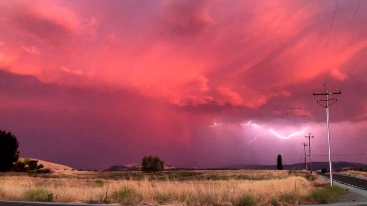 Uskomaton väri- ja valoshow taivaankannella – salamointia, sateenkaari ja pinkki taivas
