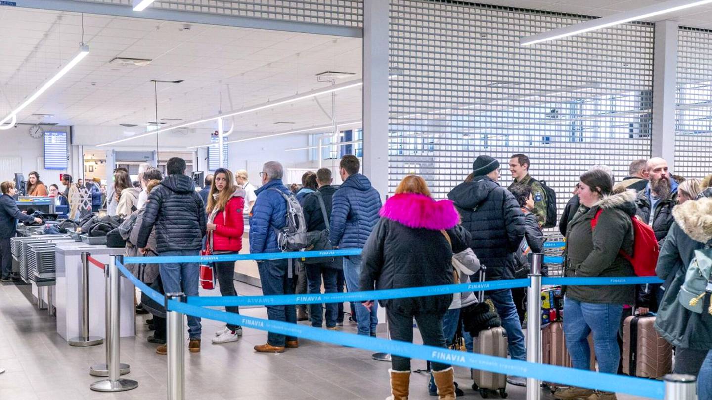 Rovaniemen lentoasema ruuhkautui pahoin – Finavian mukaan ruuhkat jatkuvat yhtä kauan kuin lähtöselvitystä hidastavat koronatoimet
