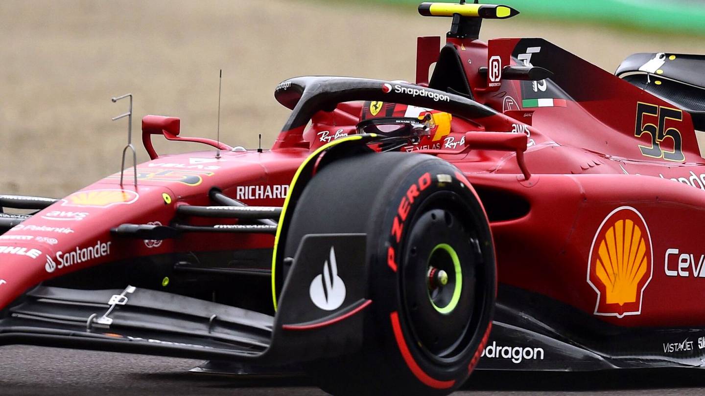 Ratkaisun hetket märällä radalla käynnissä, Ferrarin Carlos Sainz täräytti aiemmin seinään! Mersulle surkea tulos, Bottas 3. osioon – IS seuraa