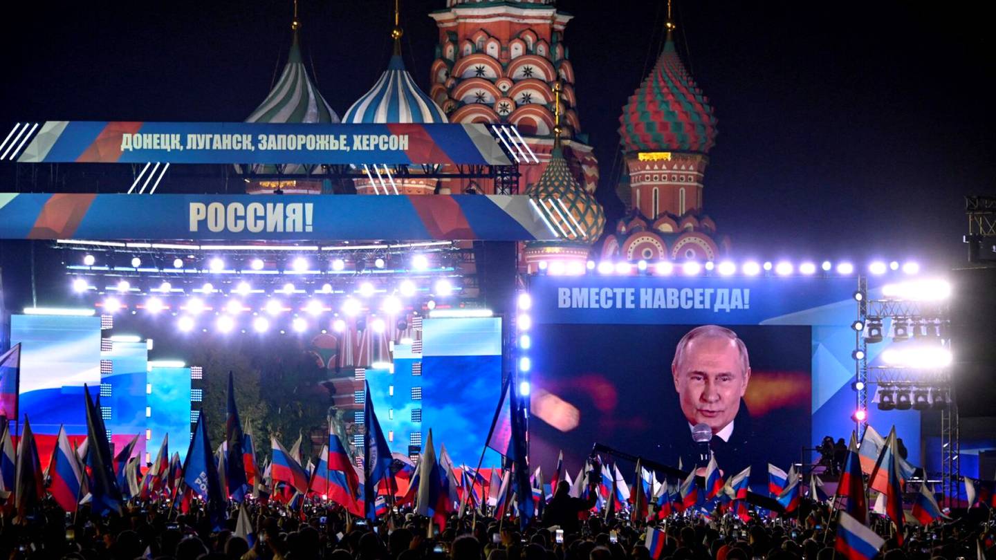 Kuvat: Moskovassa nähtiin hämmentävä spektaakkeli – Putin lauloi yleisön mukana