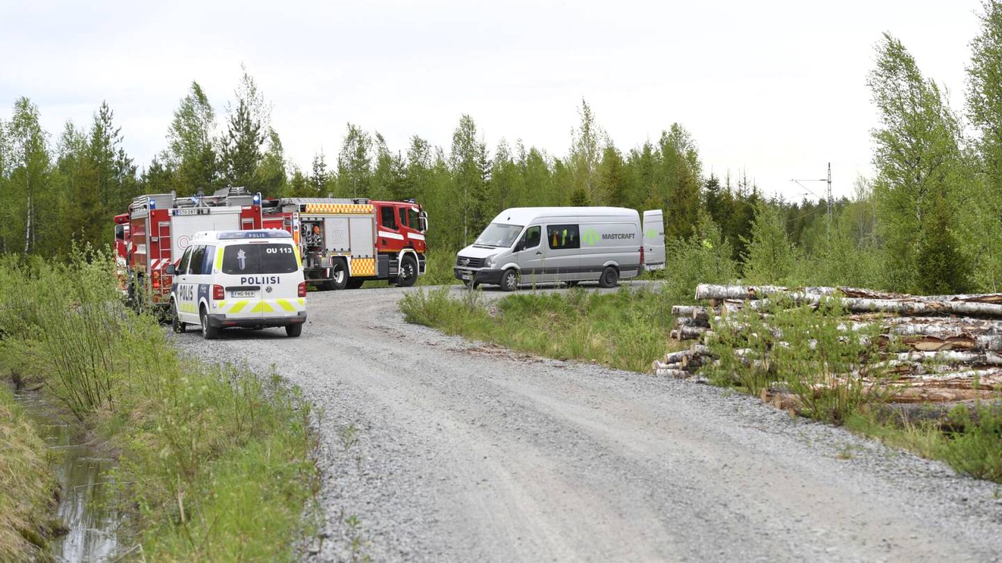 Intercity törmäsi paketti­­auton traileriin Iissä – kaksi mönkijää tuhoutui täysin