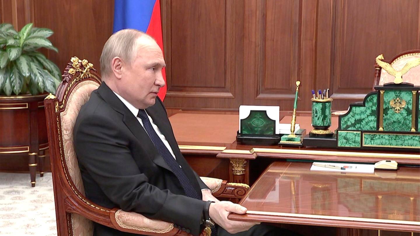 Uusi video Putinista kiihdytti huhuja presidentin terveyden­tilasta – Kreml on kiistänyt väitteet syövästä