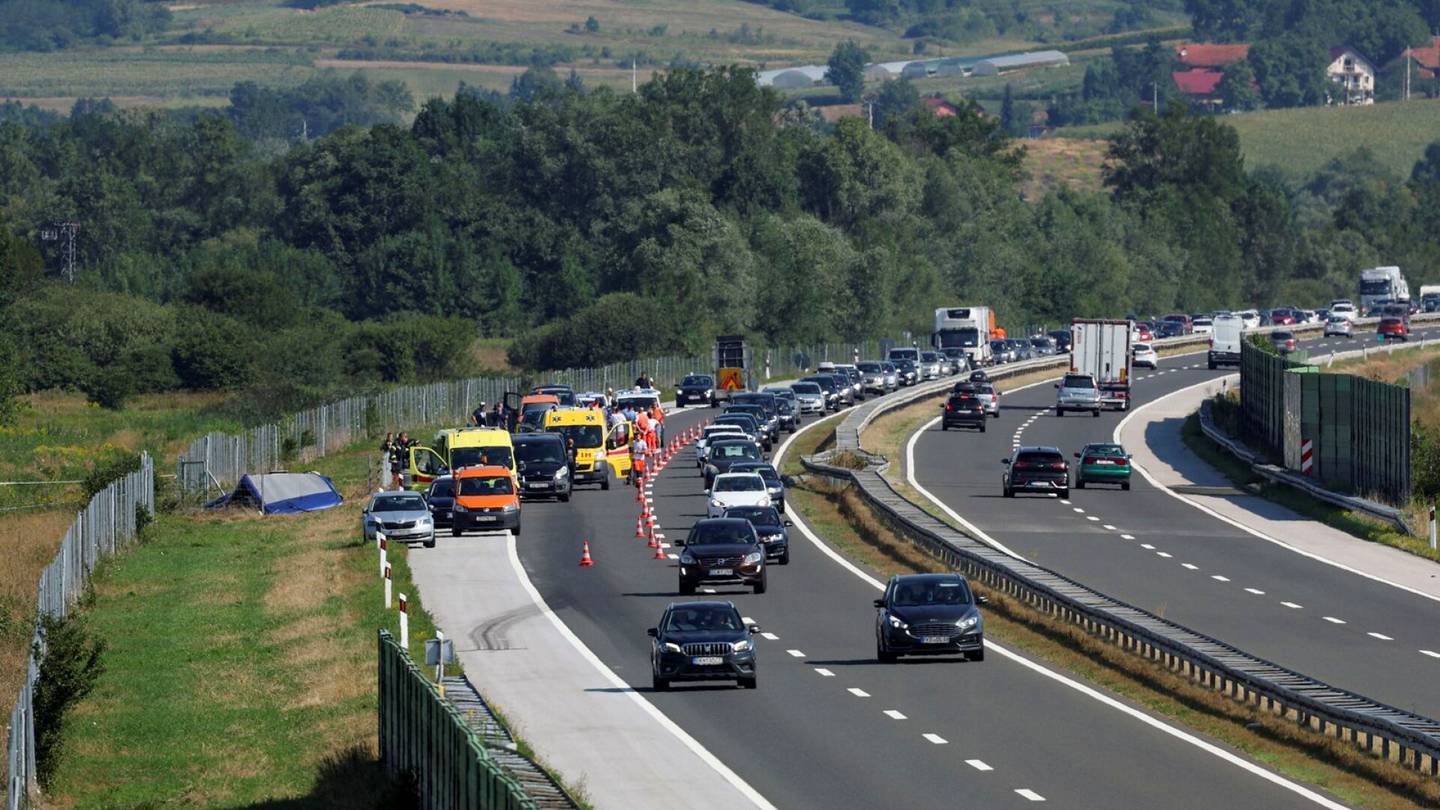 Bussi suistui moottoritieltä Kroatiassa, ainakin 12 turistia kuollut