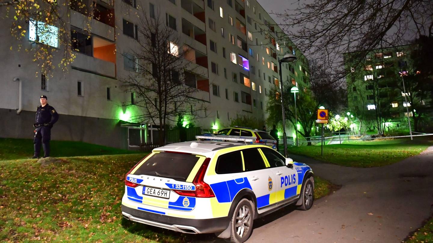 Toinen Tukholmassa loukkaantuneista lapsista on kuollut – poliisi epäilee: Kahta lasta puukotettiin ja heidät heitettiin parvekkeelta