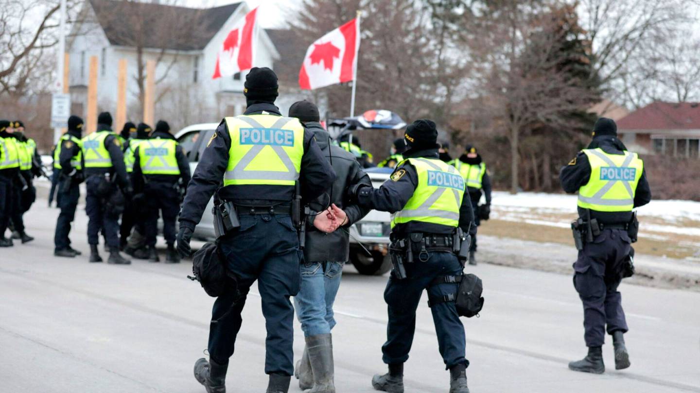Mielenosoittajien tukkima Kanadan ja Yhdysvallat yhdistävä tärkeä rajasilta avautuu jälleen