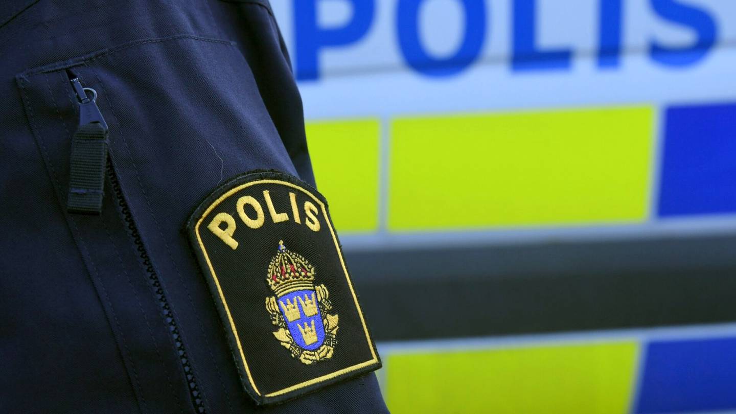 SVT: Poliisi etsi ajopiirturin korttia rekka­kuskin taka­puolesta