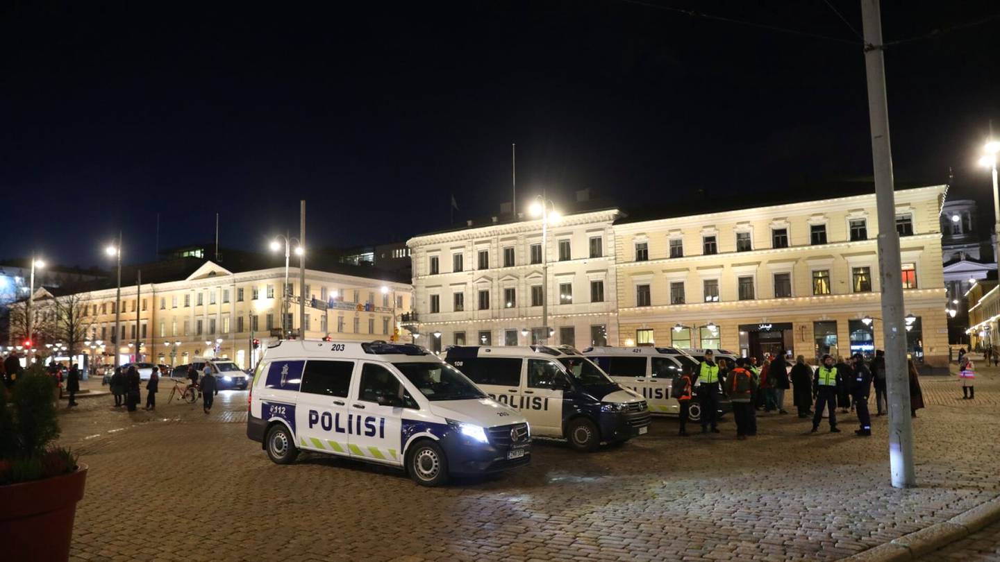 Elokapina osoitti mieltä Helsingin keskustassa – poliisi otti poistumis­käskyä noudattamatta jättäneet kiinni