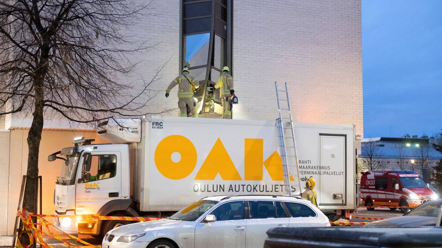Kuljetusauto törmäsi kerrostalon lasierkkeriin Oulussa