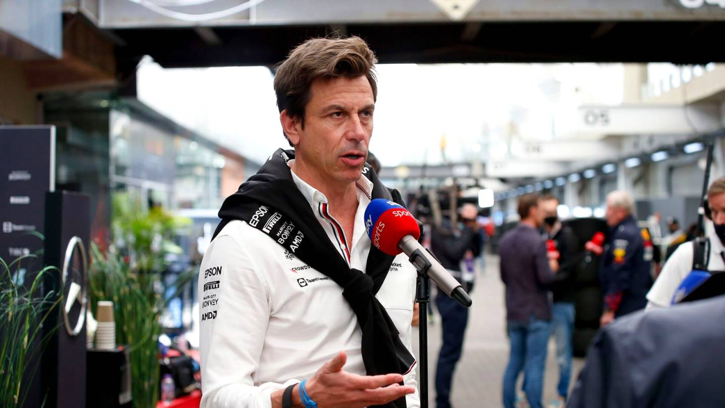 Toto Wolff uhkaa kostaa Red Bullille – kulissisota kuumenee F1-varikolla