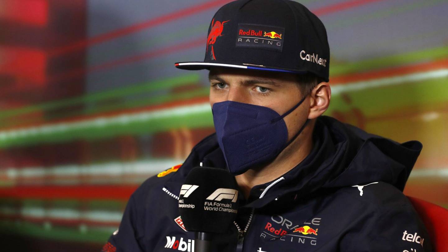 Max Verstappen ihmettelee Lewis Hamiltonin ratkaisua