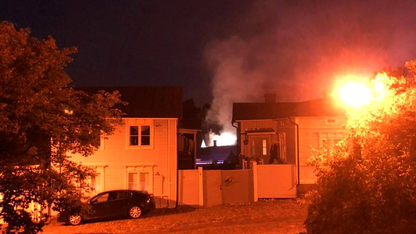 Ravintola palaa Vanhassa Porvoossa – palo ei ole hallinnassa