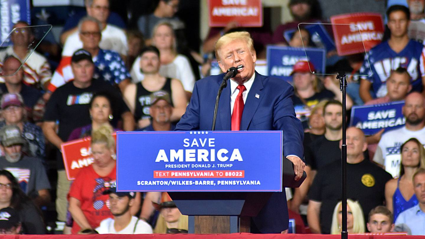 Donald Trumpilla uusi harrastus oman kartanonsa tiskijukkana – soittolista hämmentää
