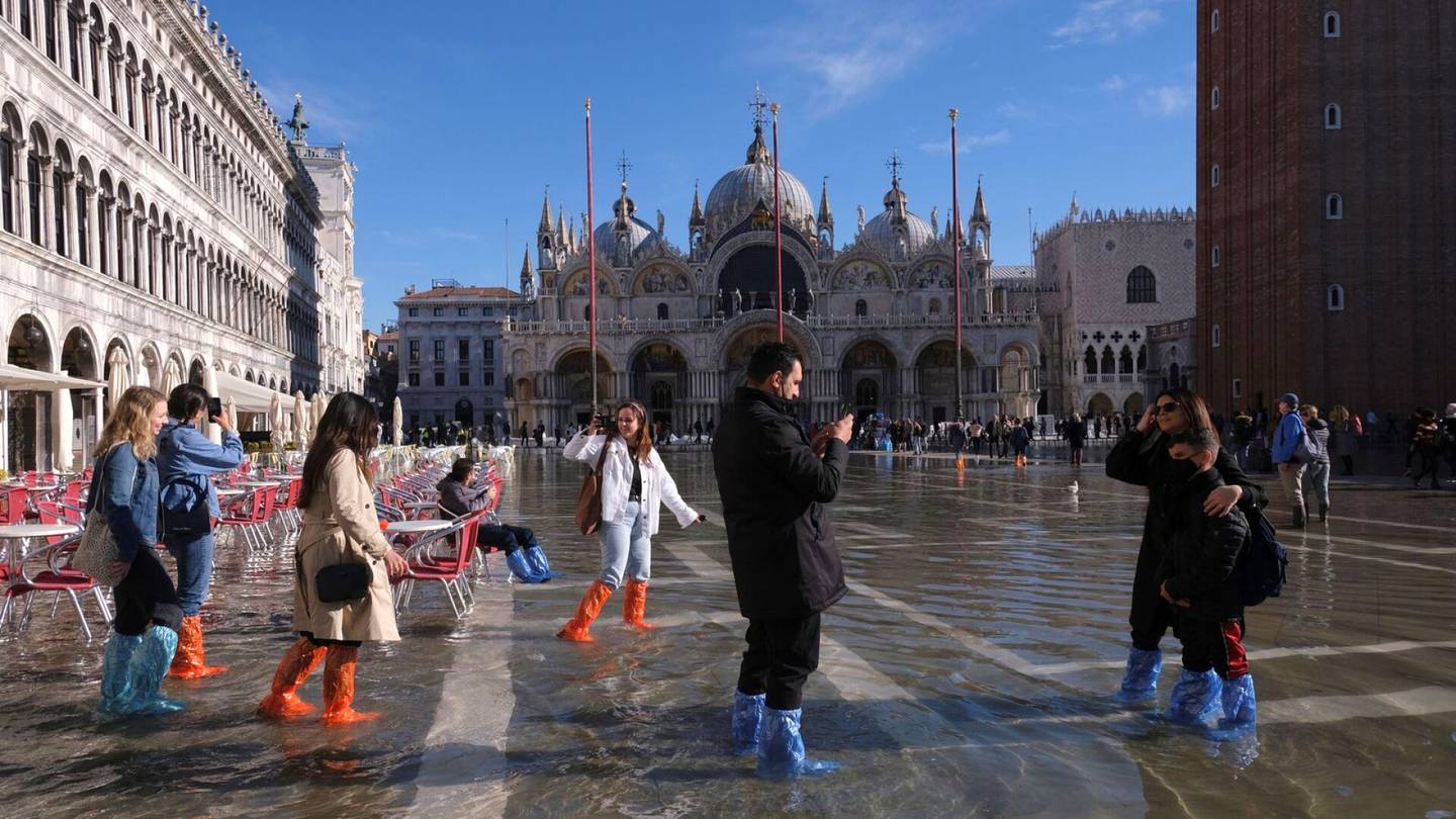 Venetsia tulvii taas – kuvat ja video paljastavat veden valtaamat kadut