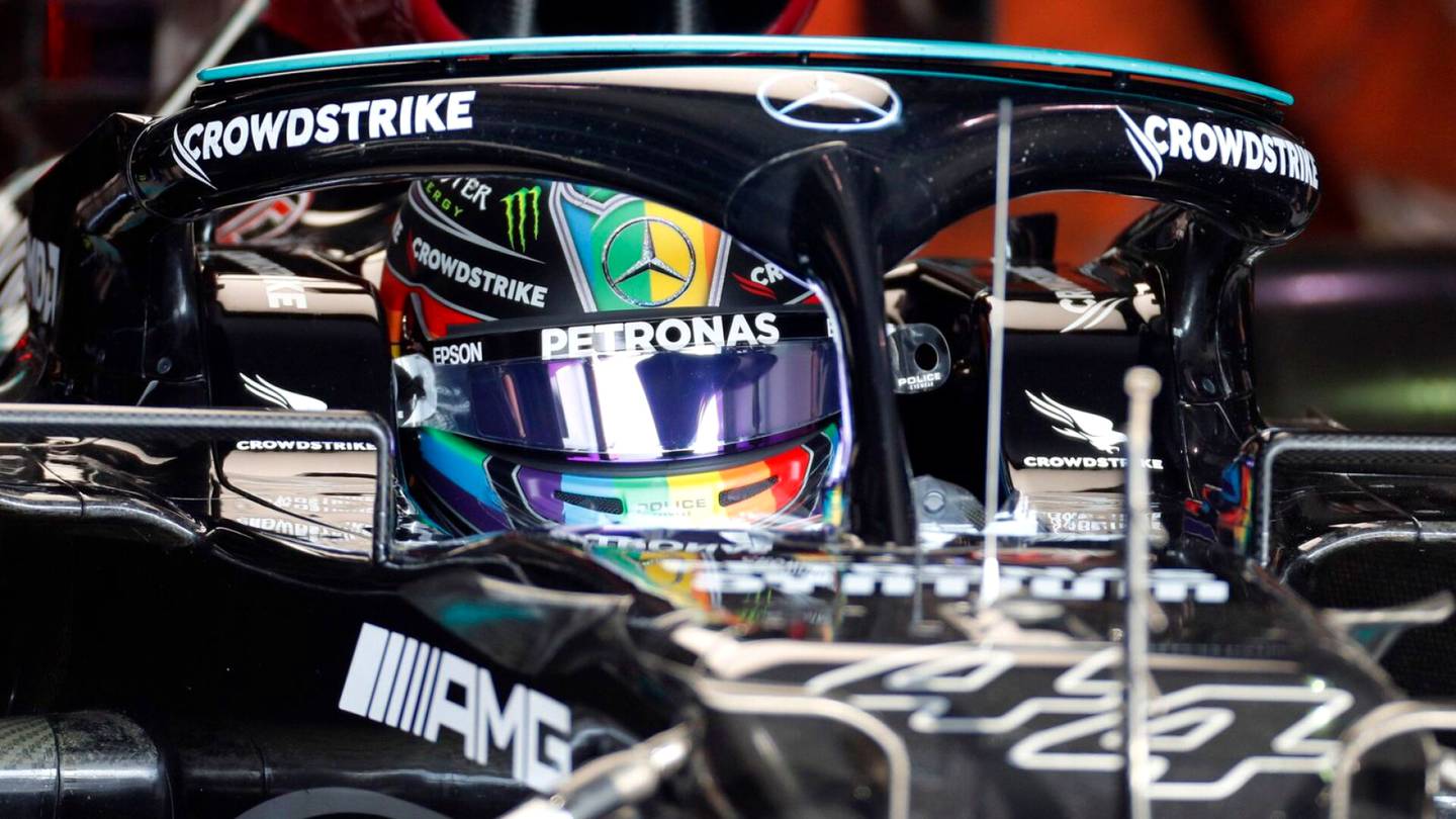 F1-kisa ensi kertaa Qatarissa – Lewis Hamiltonilla sateenkaaren värit