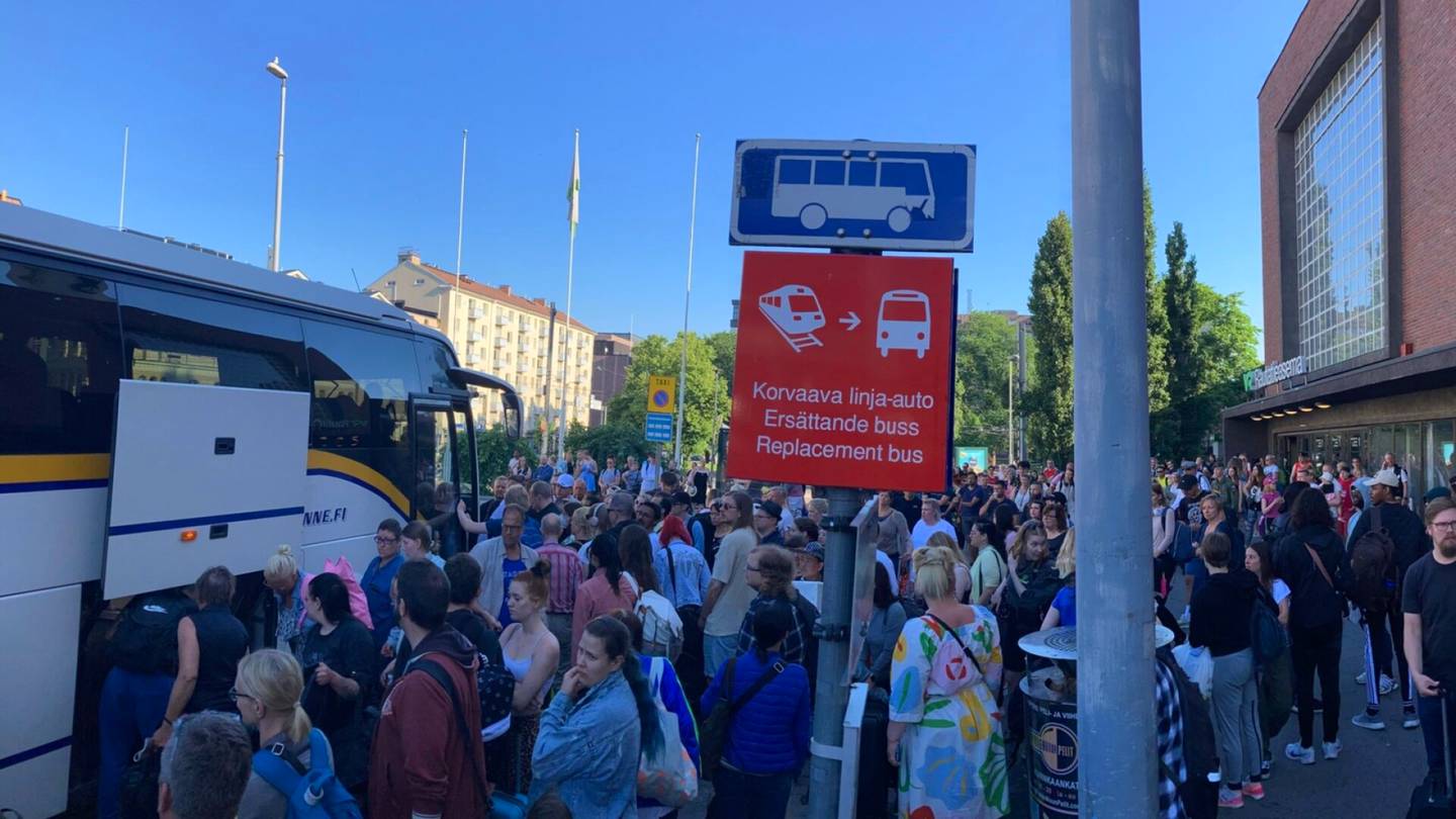 Pääradan liikenne poikki Tampereen ja Toijalan välillä ainakin kello 12 saakka – sadat jonottivat aamulla busseja