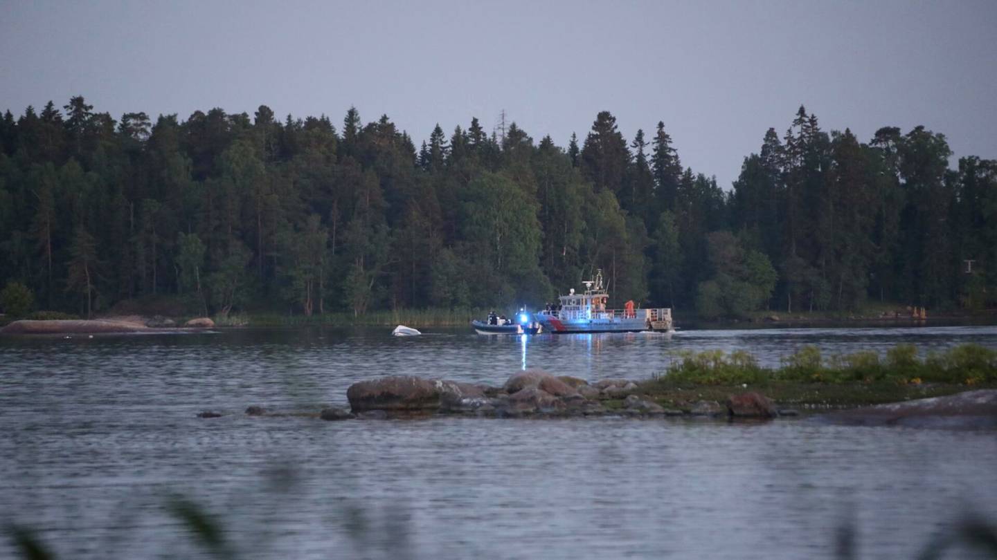 Kovaa vauhtia ajanut vene kaatui Helsingin Lauttasaaren lähellä
