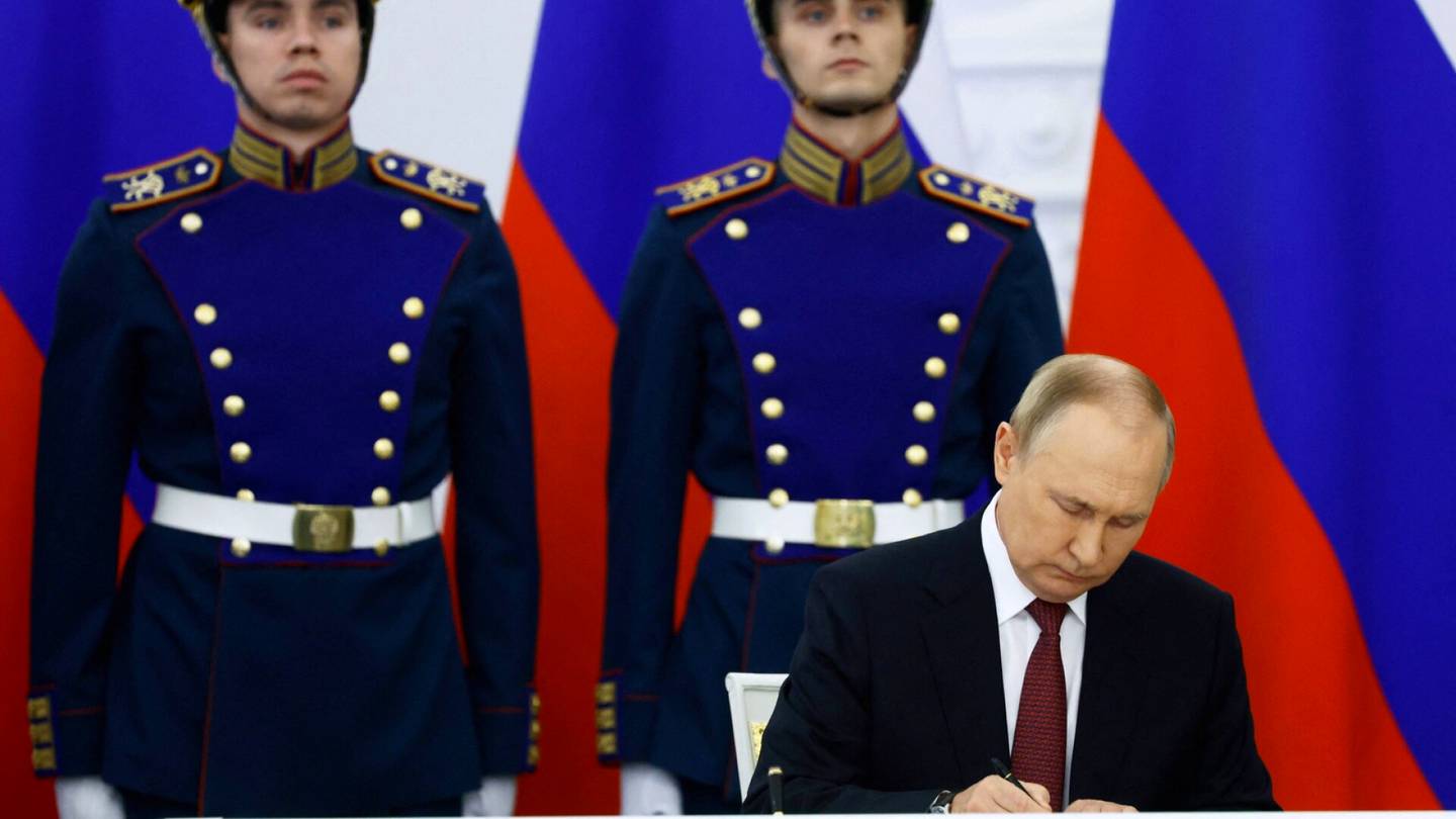 Putin allekirjoitti laittomat alue­liitokset – kansan­juhla alkoi Punaisella torilla