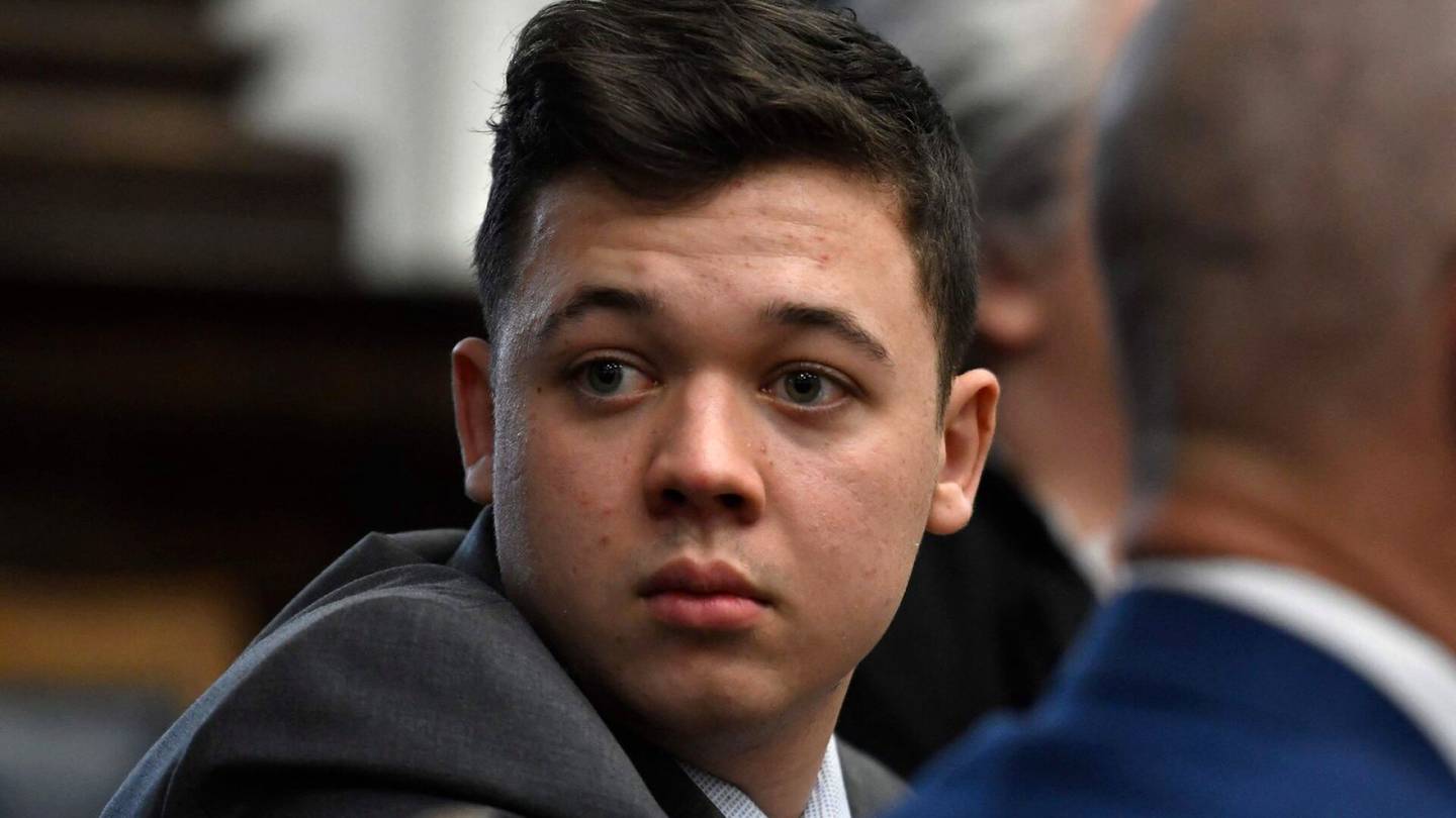 Yhdysvaltoja kuohuttanut oikeus­tapaus ratkesi: Kyle Rittenhouse, 18, vapautettiin syytteistä