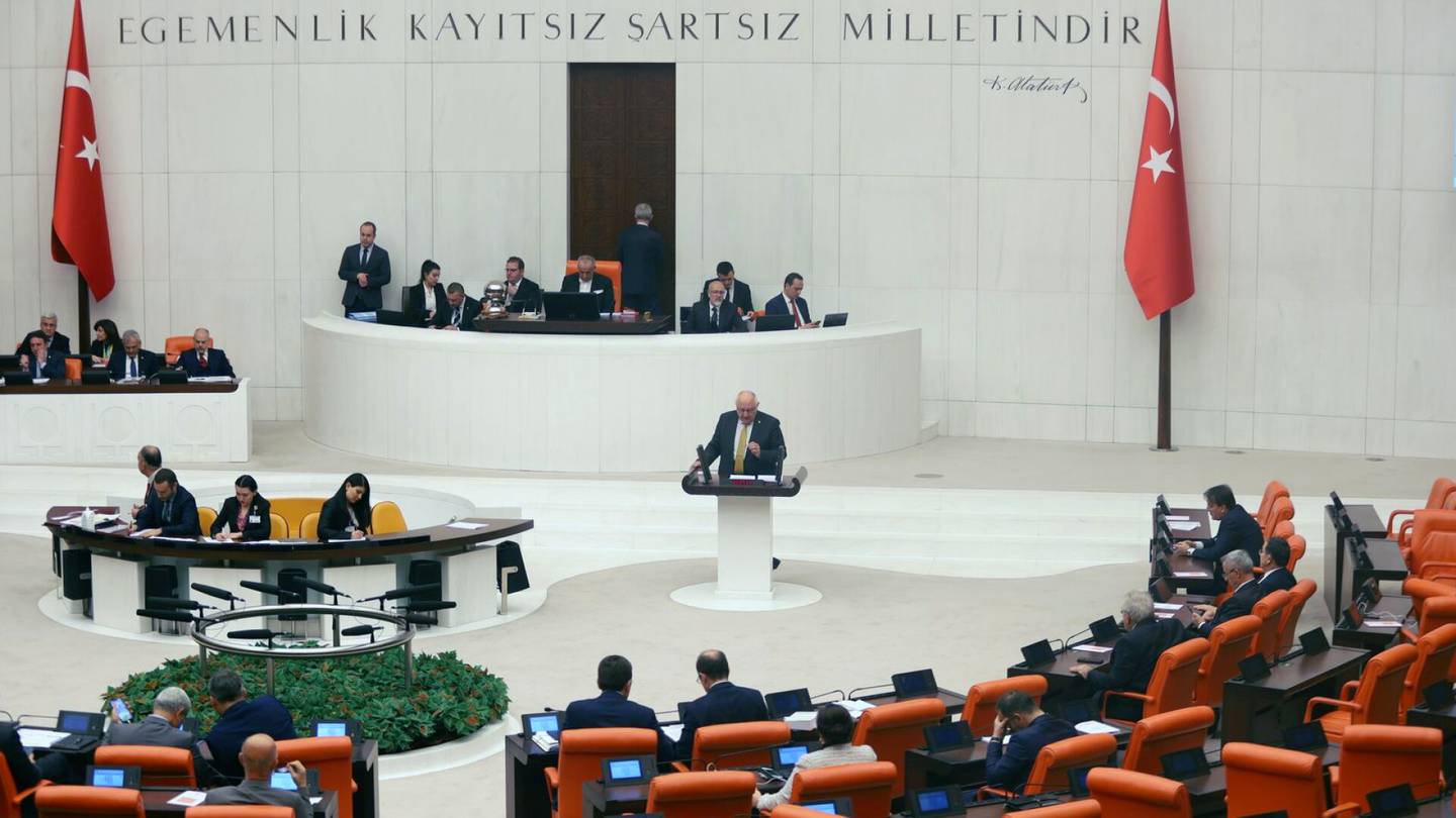 Turkin parlamentti hyväksyi Suomen Nato-jäsenyyden murskaluvuin