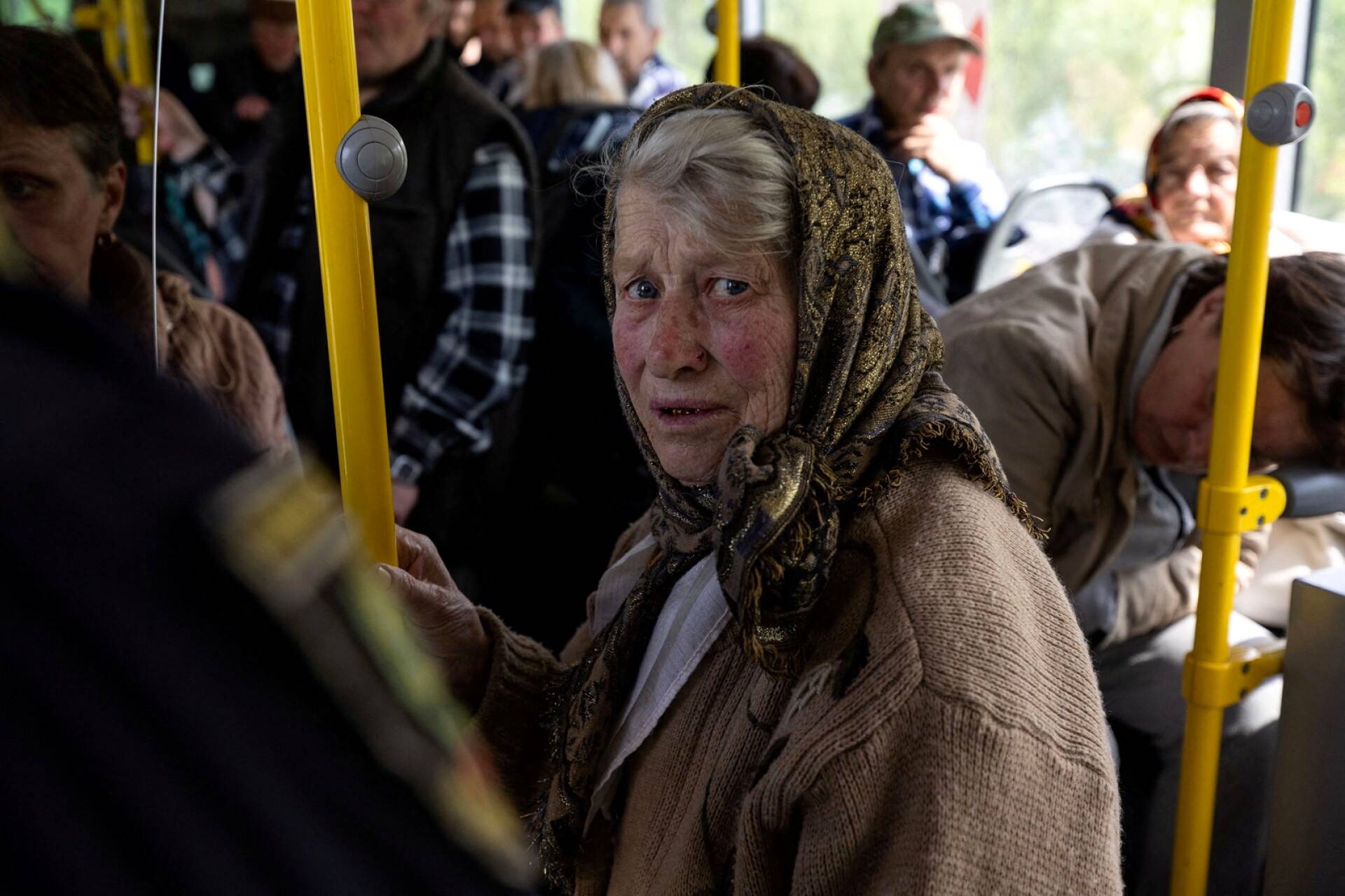 Ukrainalainen nainen linja-autossa, jolla evakuoitiin ihmisiä Lymanin kaupungista Donetskin alueella. 