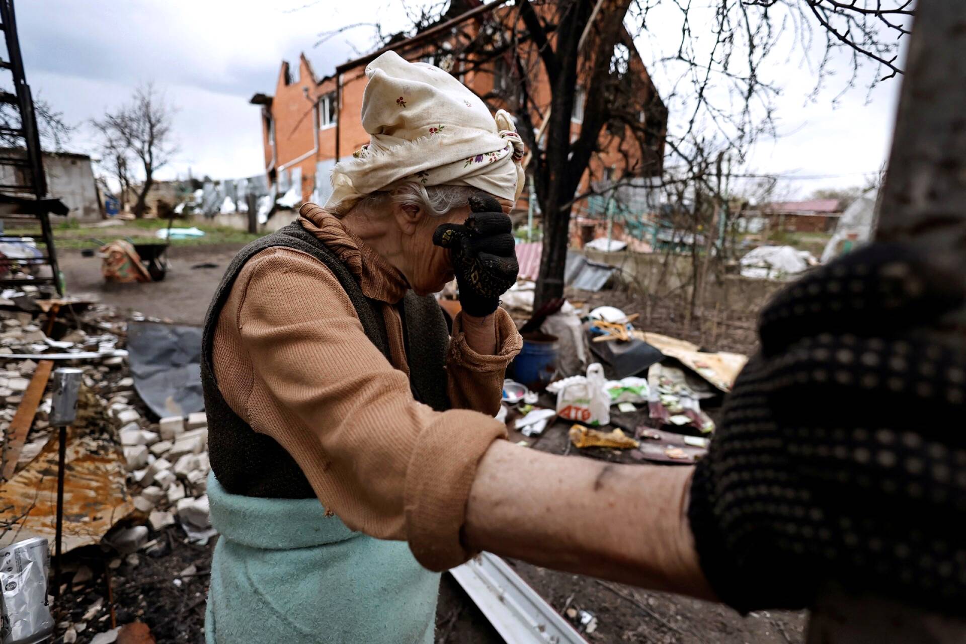 Hanna Selivon, 77, suree venäläisten pommituksessa tuhoutunutta taloaan Tshernihivin lähistöllä.