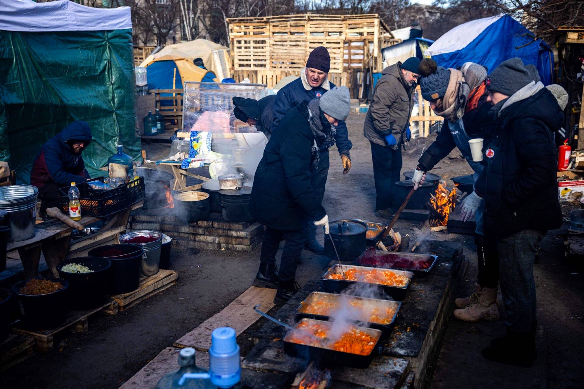 Vapaaehtoiset valmistivat ruokaa siviileille ja sotilaille Kiovassa.