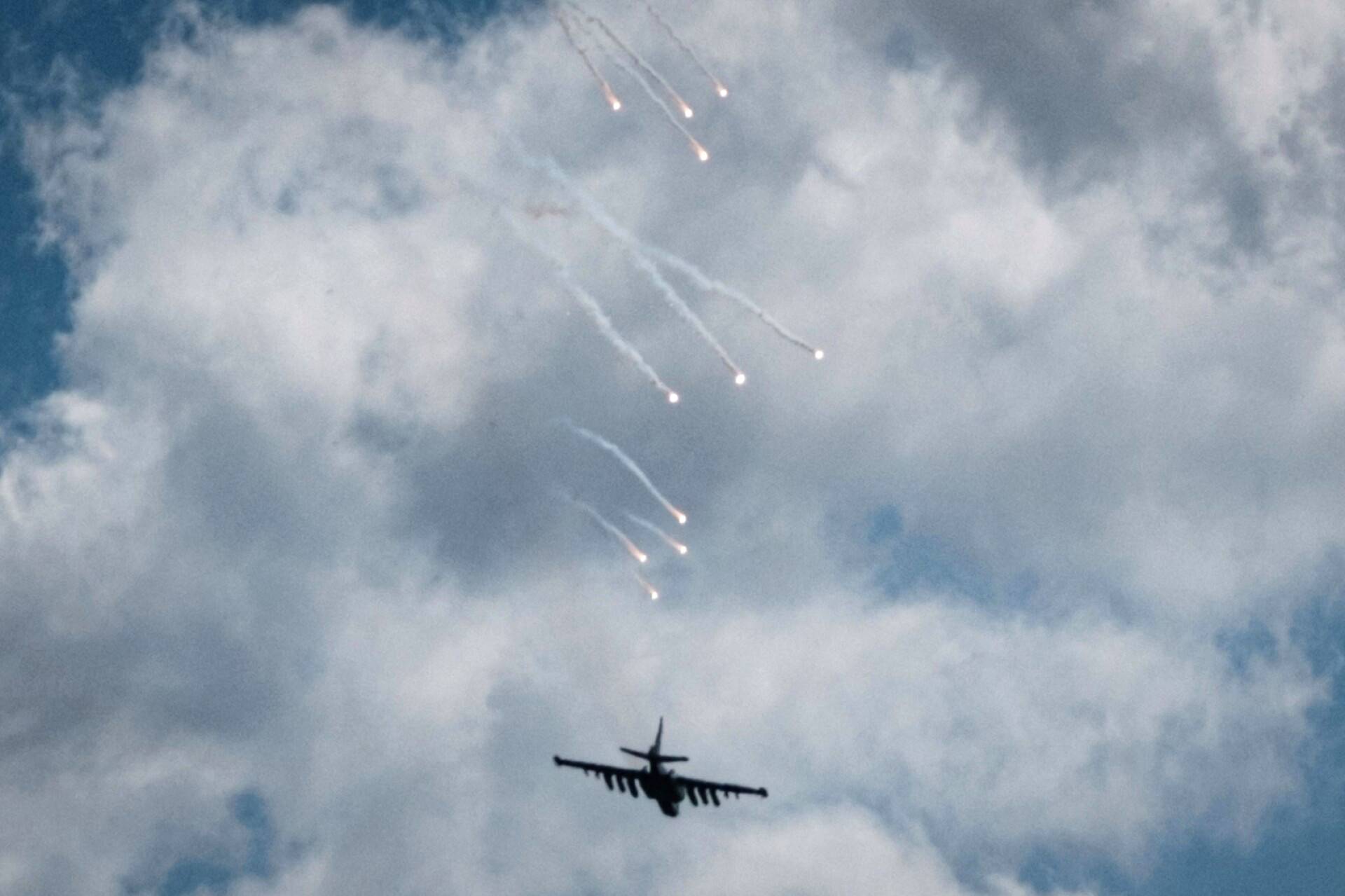 Ukrainalaisten joukkojen lentokone ilmassa maan itäosissa.