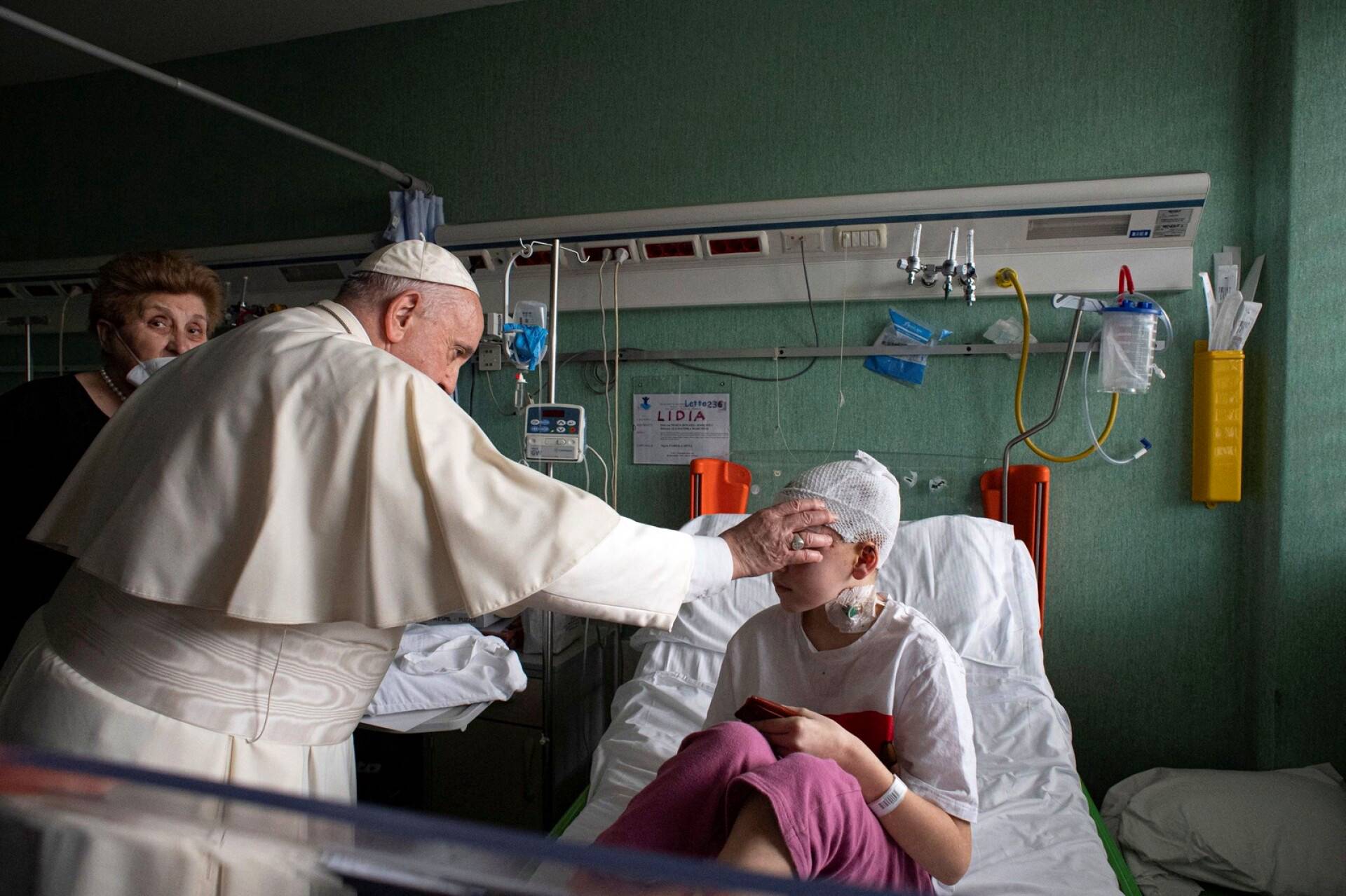 Paavi Franciscus siunasi Ukrainaista paenneen loukkaantuneen lapsen lauantaina  lastensairaalassa Roomassa.