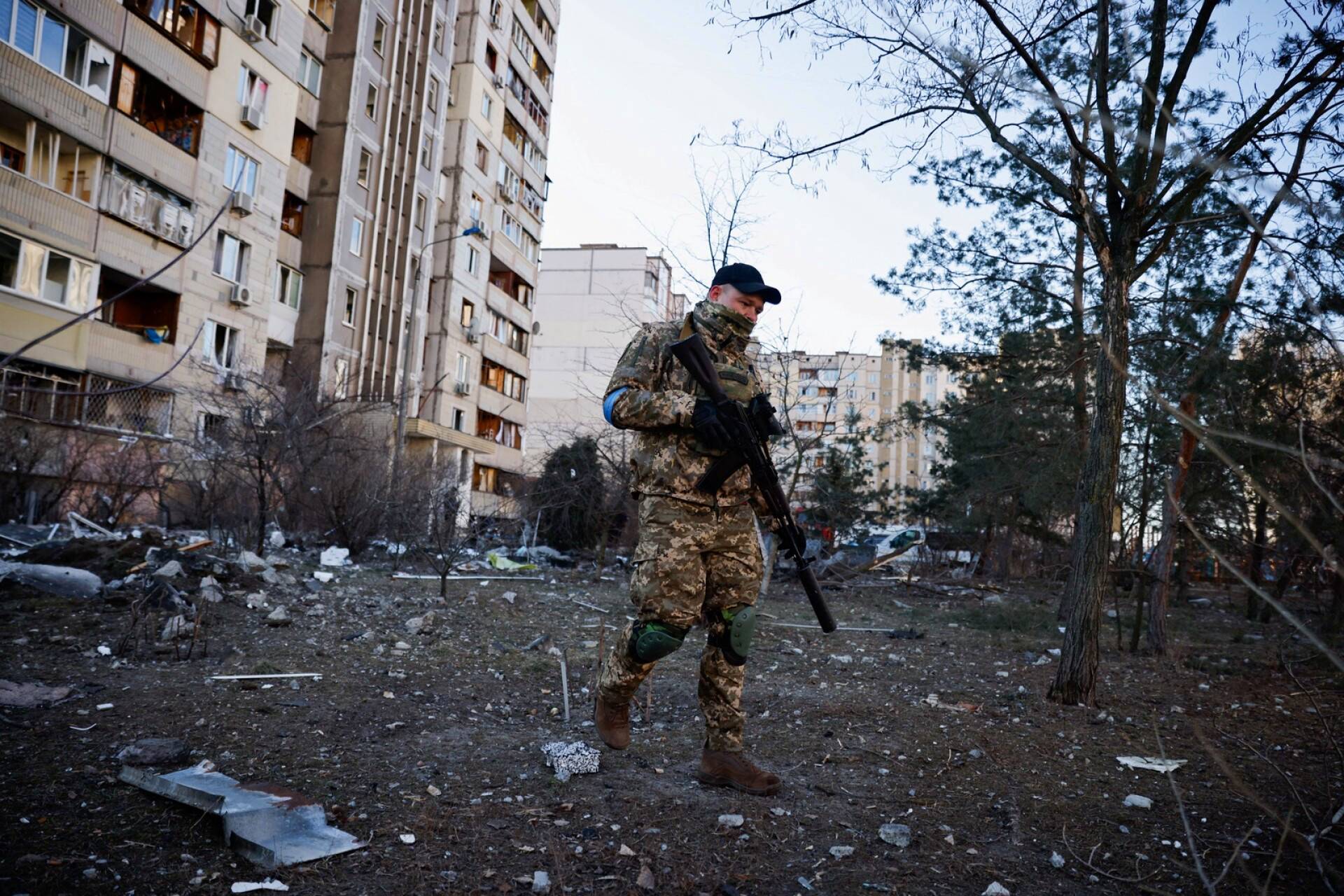 Ukrainalaissotilas partioi kiovalaisella asuinalueella.