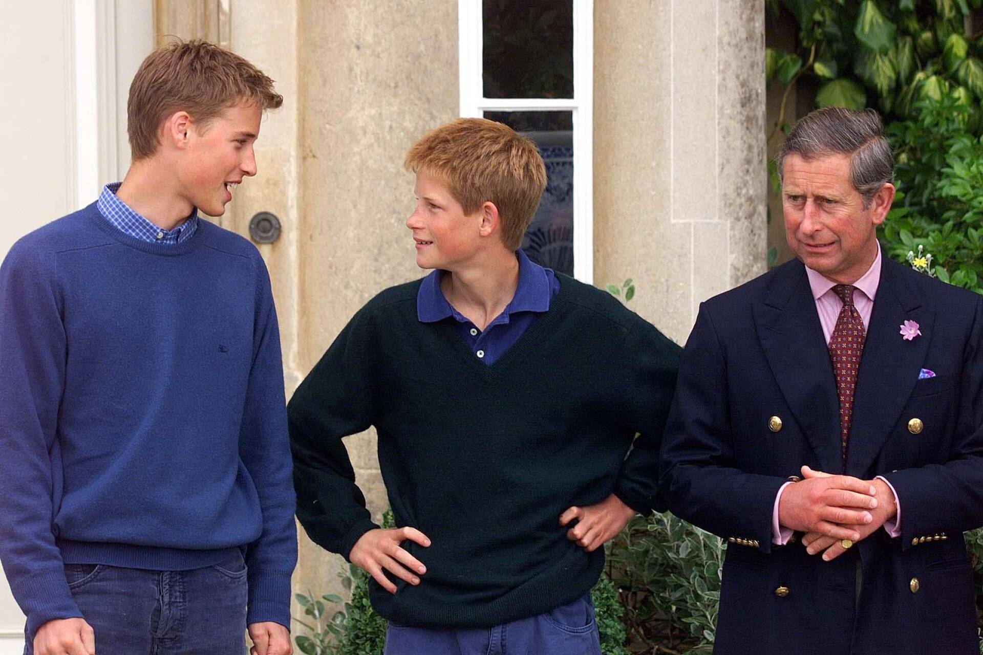 Prinssit William ja Harry isänsä Charlesin kanssa vuonna 1999. 