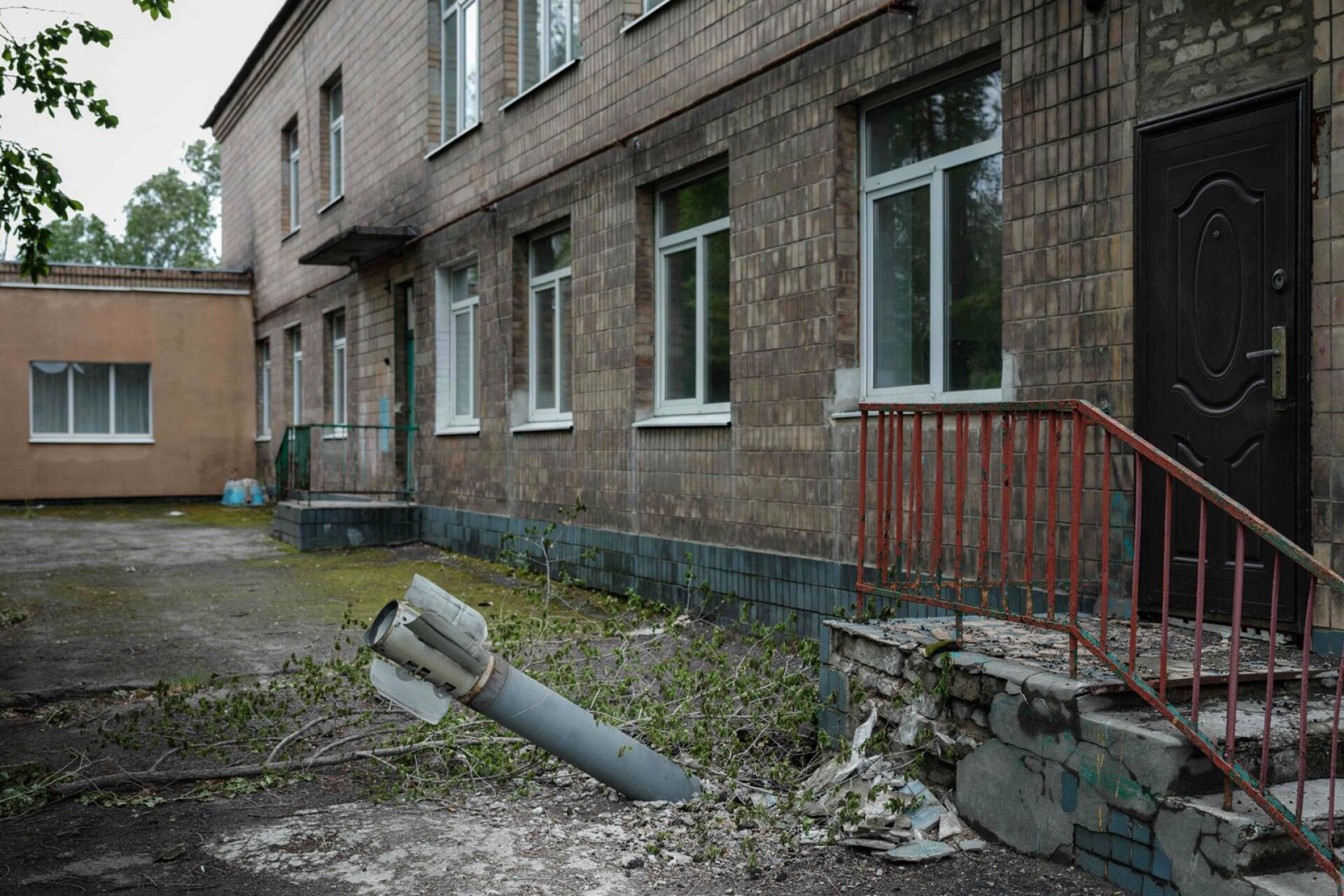 Räjähtämätön ammus lastentarhan takapihalla Lysychanskin alueella.