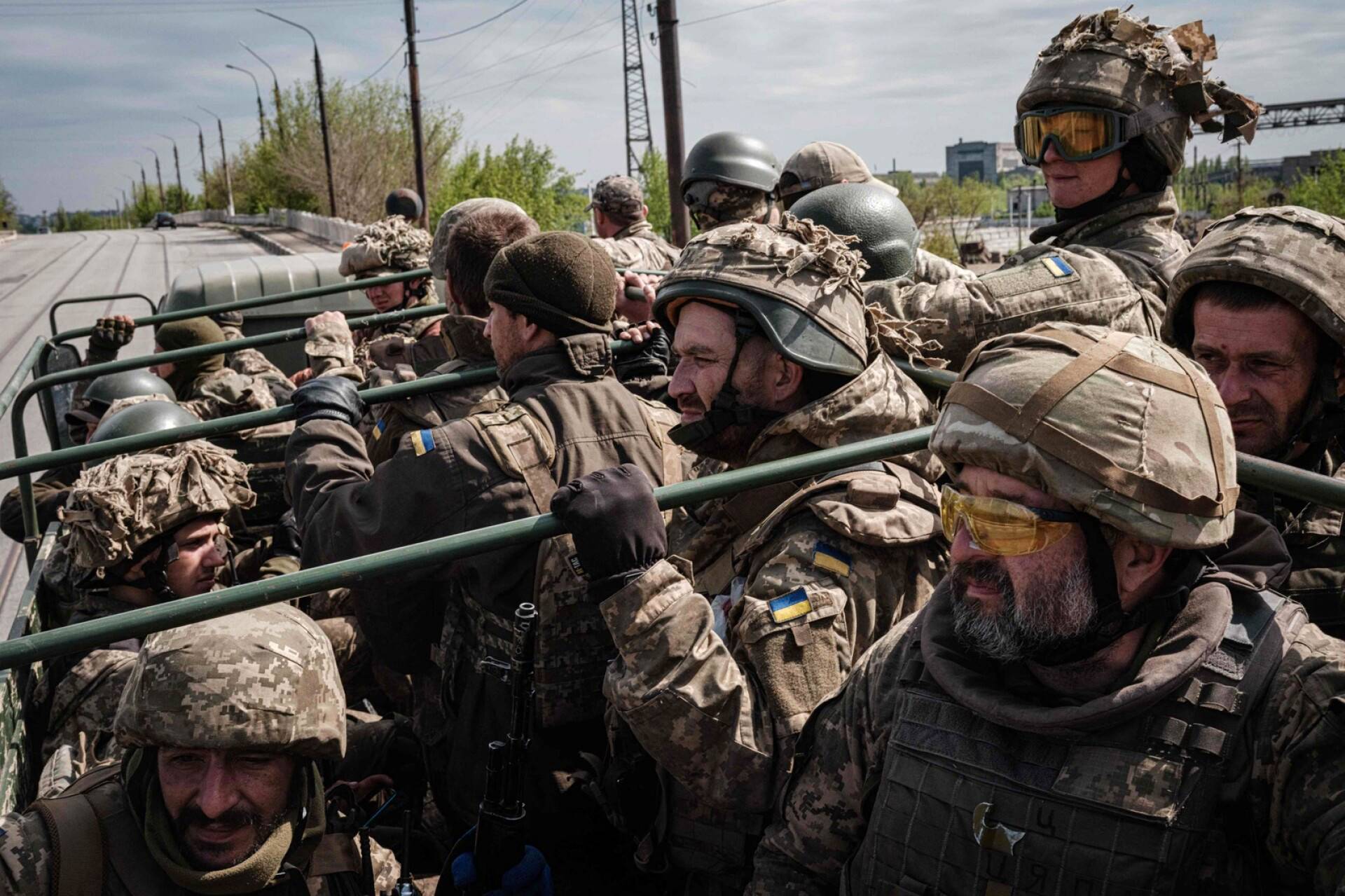 Kaksi kuukautta etulinjassa olleita ukrainalaisia sotilaita kuljetetaan lepäämään Kramatorskissa.